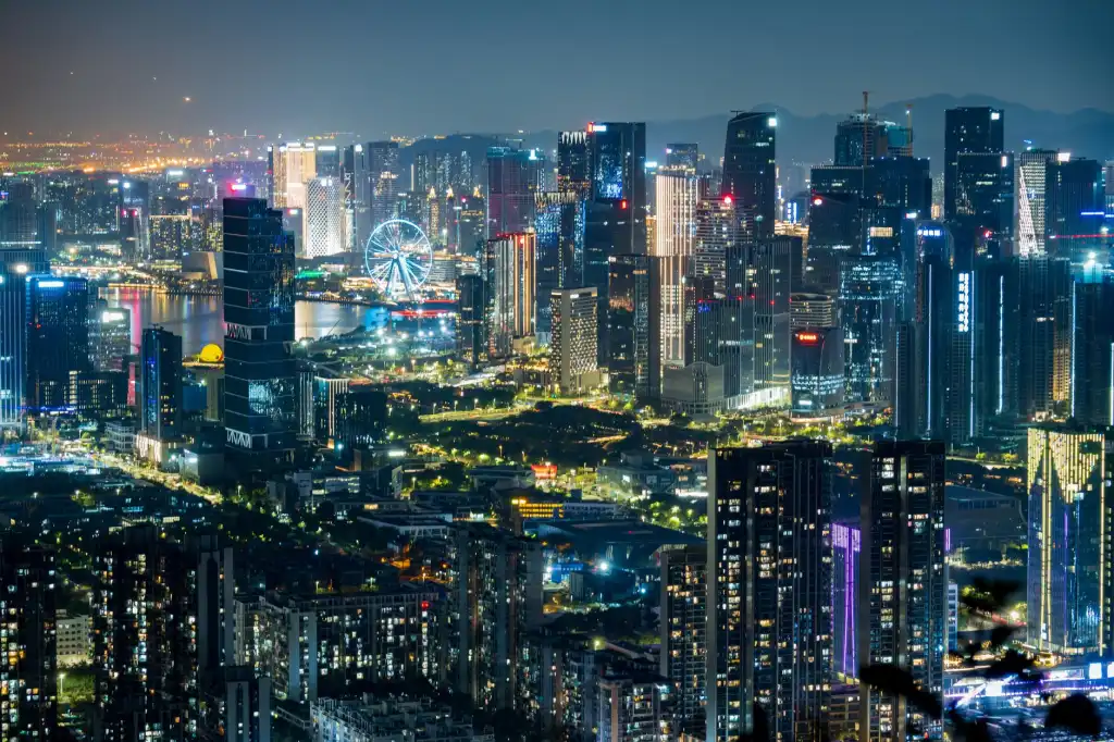 2025年餐饮数字化运营趋势及SaaS工具应用前景封面图